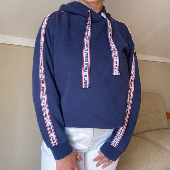 ✨ Tommy Hilfiger slightly cropped hoodie✨ - Picture 2 of 4